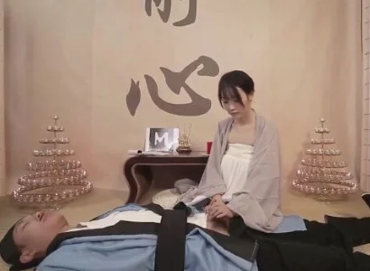 Cô gái áo tu ở bên vị đạo sĩ bị thương