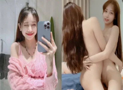 Lâm Thái Vy cùng người bạn thân thiết móc bím với nhau trên buổi phát trực tiếp