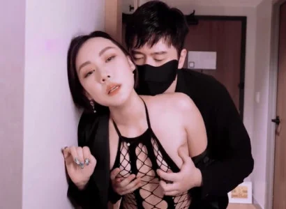 Bà xã bán thân cho sếp để trả các khoản nợ cho chồng