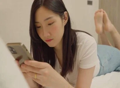 Người đàn bà vụng trộm với gã nhân viên giao hàng