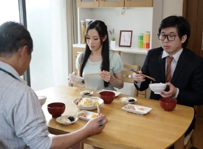 Quá nứng, con dâu banh vùng kín cho bố chồng làm tình