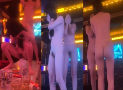Cô em trình bày vũ điệu thoát y đầy khêu gợi tại quán hát